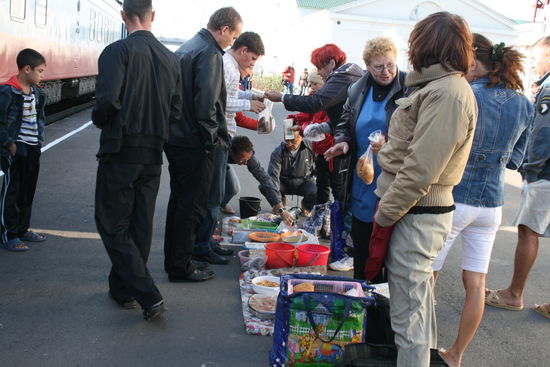 Bahnsteigverkauf; zum Glueck unser Brot war eh schimmlig