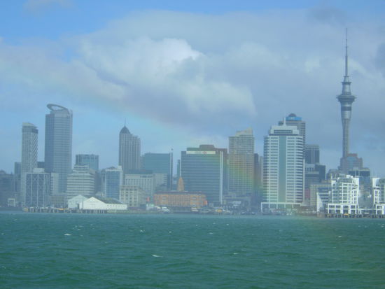Skyline mit Regenbogen