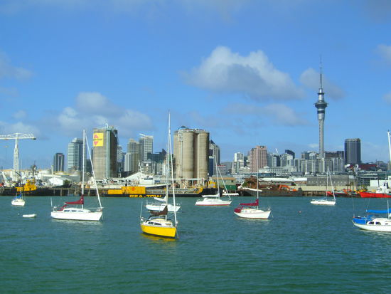 Skyline mit kleinen Booten