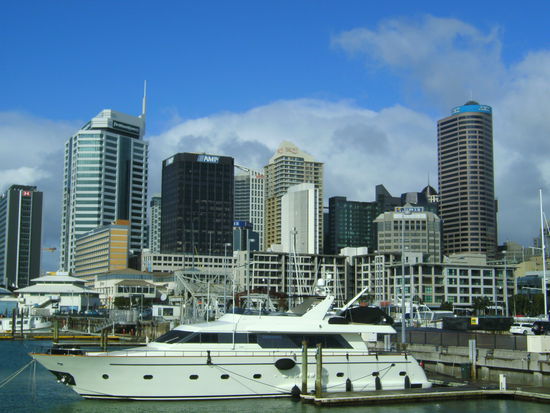 Skyline mit großem Boot