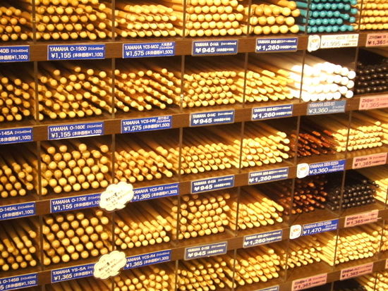kleine Auswahl an Drum Sticks im Yamaha Music Tower