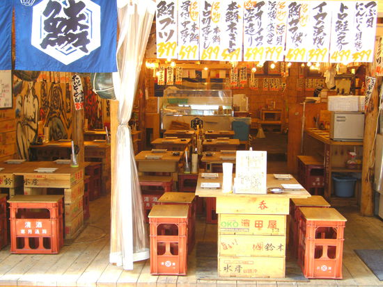 hier sitzt man auf Flaschenkisten