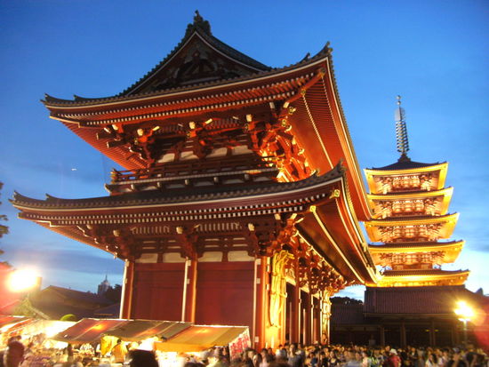 Tempeltor und Pagode im Abendlicht