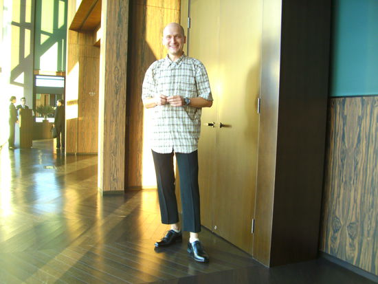 Dress-Code für Robert am Entree zur New York Bar