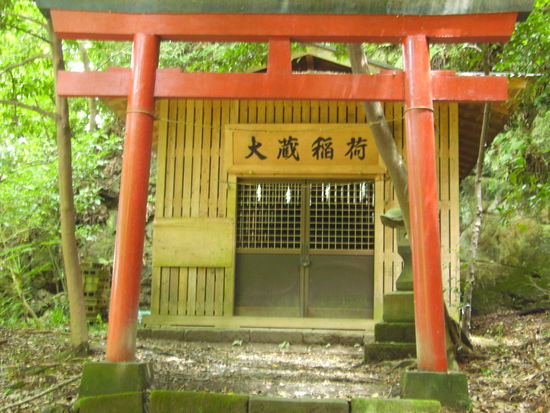kleiner Schrein mitten im Wald
