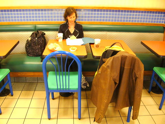 Frühstück am Flughafen – haben wir alle Unterlagen?