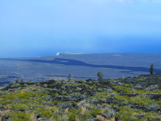 der (erkaltete) Lavastrom ins Meer