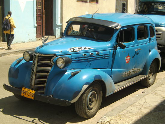 man beachte die Kühlerfigur