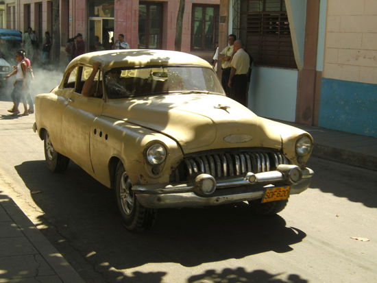 man beachte die Abgaswolke