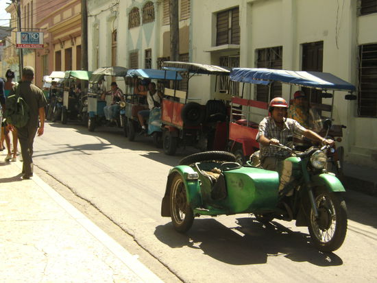 tolle Beiwagenmaschine vor einem Taxistandplatz der etwas anderen Art