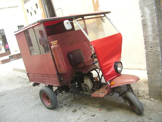 man beachte die Treibstoffflasche neben dem Fahrer
