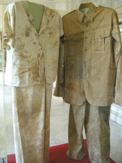 Blut auf den Jacken von Che und Fidel (Museo de la Revolucion)
