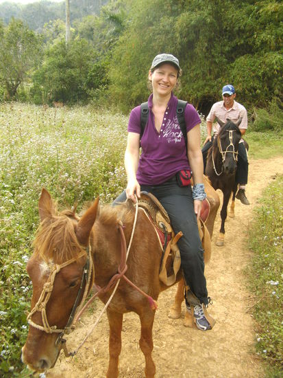 Ok, so schaut ein Reitprofi aus! Felis Reit-Comeback (auf Luciero), im Hintergrund unser Guide