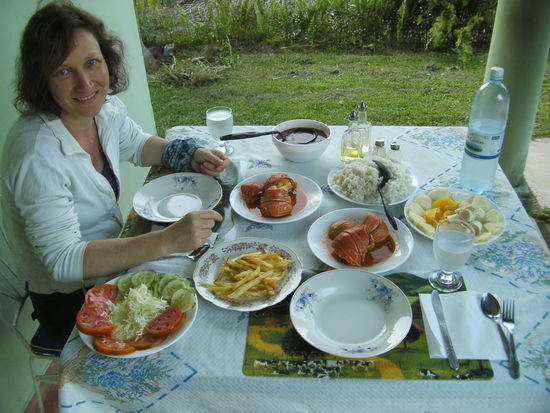 das kulinarische Highlight unseres Urlaubs - Langusten (die Mojitos werden gerade gemixt)