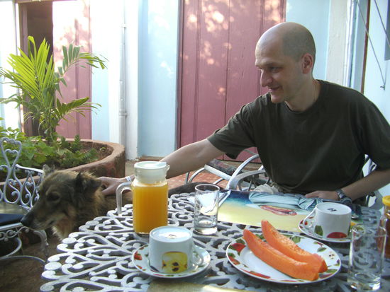 Nala und Robert beim Frühstück