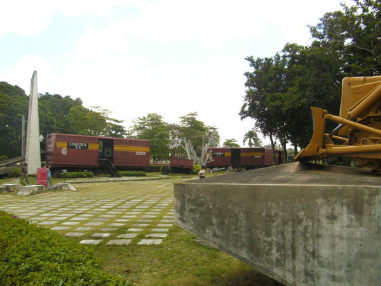 Ches Heldentat im Freiluftmuseum - rechts vorne der Bulldozer, hinten der entgleiste Zug