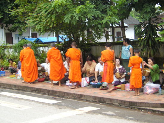 Übergabe der Almosen