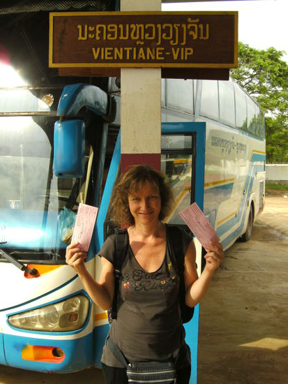 Feli vor unserem "VIP"-Bus nach Vientiane