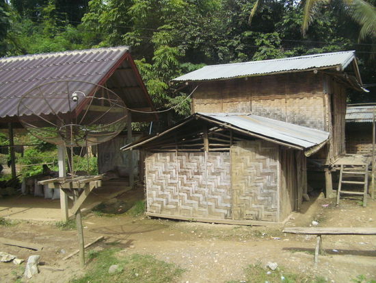 Sat-Schüssel für Bambusmattenhütte