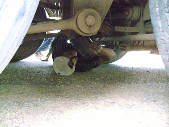 an unserem Bus wird geschraubt