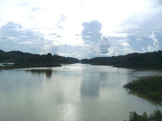 im Ort unzählige Stände, die Unmengen an Süßwasserfischen verkaufen
