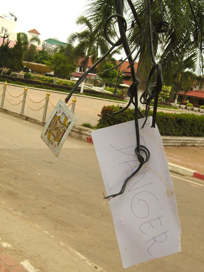 laotische Absicherung herunterhängender Stromkabel