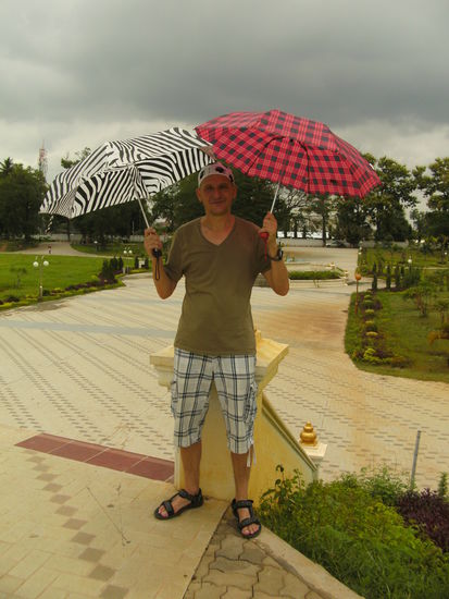 ohne Schirm geht's weder bei Sonne noch bei Regen