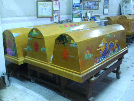 mitten auf der Touri-Meile: ein Sarggeschäft...