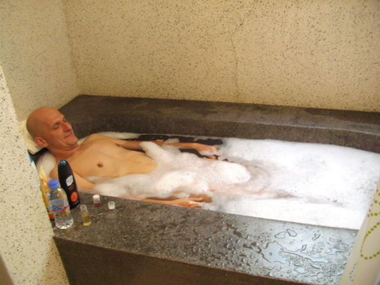 ... mit riesiger Steinbadewanne