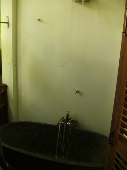 unsere Outdoor-Badewanne mit Wasserfalldusche