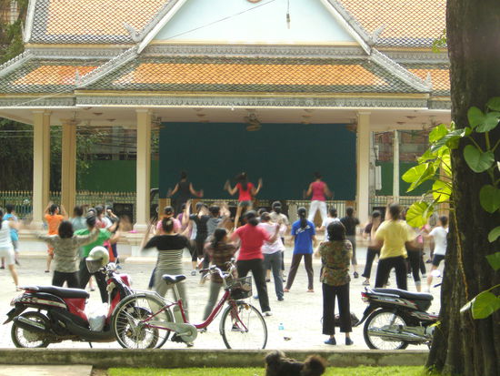 Zugabe für Roland &amp; alle Strebersdorfer: am Abend wird im Hof der Cambodian's People Party zu westlicher Musik eifrig geturnt