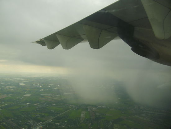 Landeanflug im Regen auf Bangkok