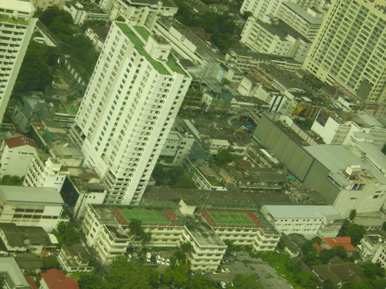 Tennis spielt man hier am Dach