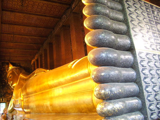 ... den 45m langen liegenden Buddha im Wat Pho auf ein Foto zu bringen