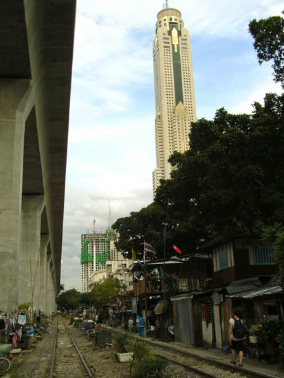 Slumsiedlung zwischen Airport Link Sky Train und Bayoke Sky Tower