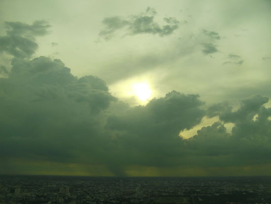 unser letzter Blick aus dem 73. Stock - der Regen erreichte uns erst Stunden später beim Start des Flugzeugs