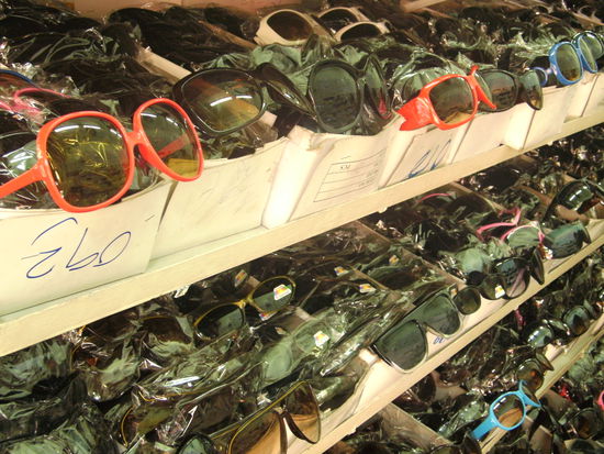 Sonnenbrillen im Angebot (Chinatown, Bangkok)