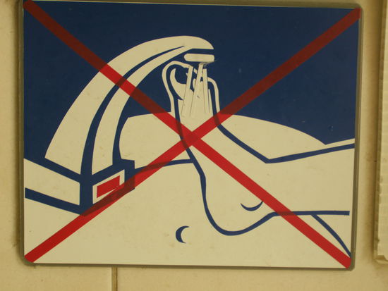 "Füße waschen im Toiletten-Waschbecken verboten!" (Königspalast, Bangkok)