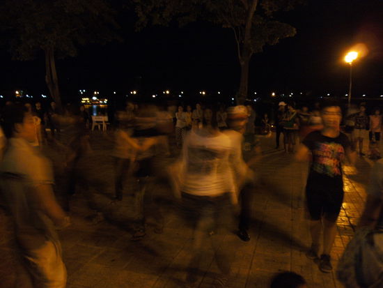 nächtlicher Partytanz der Jugend (Phnom Penh)
