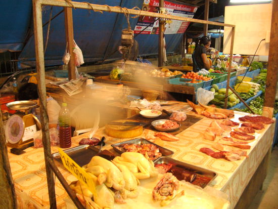 die Kühlkette hat hier noch nicht einmal begonnen... (Local Market, Kho Samui)