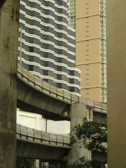 Sky Train und Sky Walk zwischen Hochhausschluchten (Bangkok)