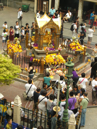 inmitten des Trubels: der Erawan-Schrein (Bangkok)