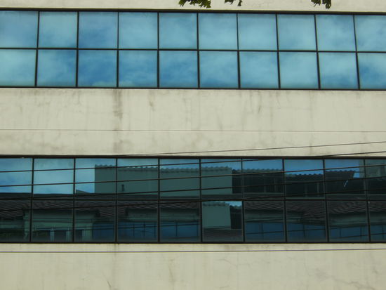 Fassadenspiegelung mit Fehler (Bangkok)