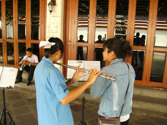 Feli gibt beinahe Privatunterricht, weil der Griff der Flötistin falsch ist... (im Wat Pho, Bangkok)
