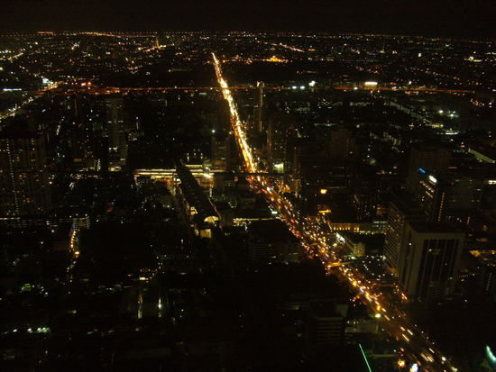Blick aus dem 73. Stock des Baiyoke Sky Hotels Richtung Westen bei Nacht (Bangkok)