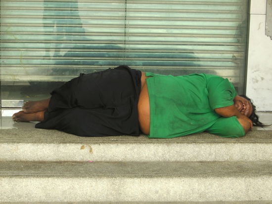 Mittagspause | man beachte die Zehennägel...