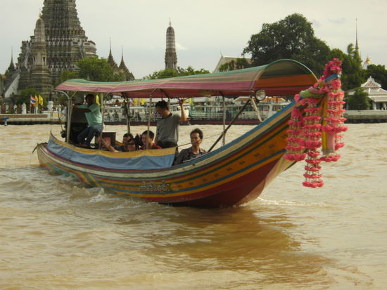 geschmücktes Boot am Chao Praya vor dem Wat Arun (Bangkok)