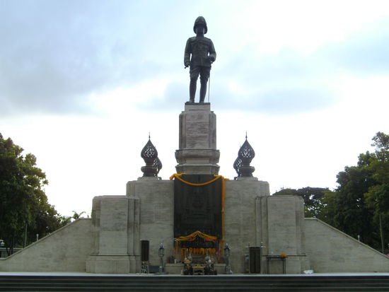 Denkmal von König Rama IV am Eingang des Lumpini Parks (Bangkok)