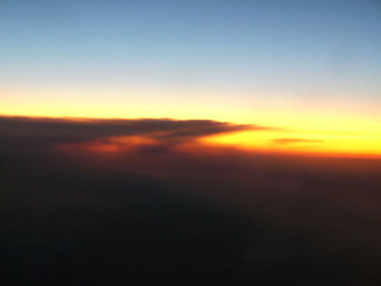 Wolken versus Morgenrot (Rückflug)