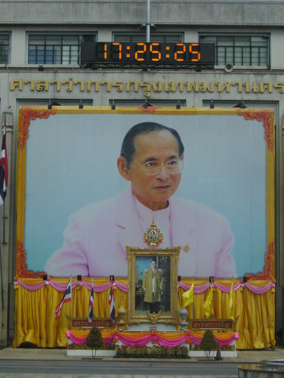 dem König wird rund um die Uhr gehuldigt